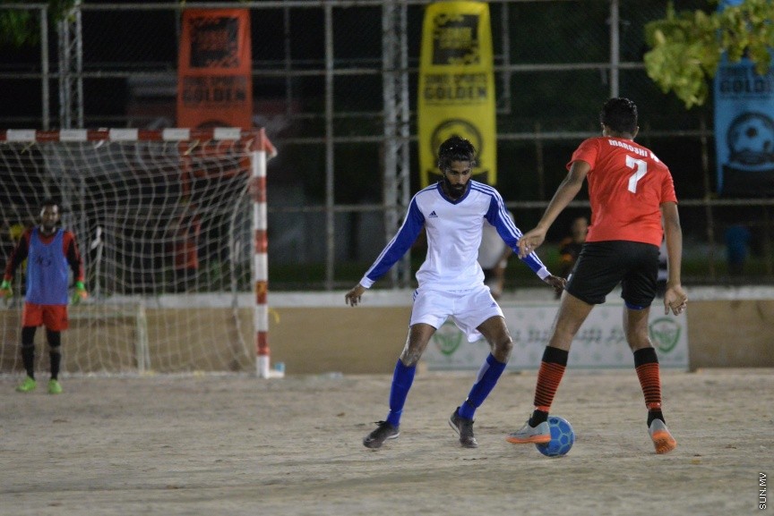 ގޯލްޑަން ފުޓްސަލް ޗެލެންޖުގެ ތެރެއިން: ރާއްޖޭގެ ހުރިހާ ރަށަކަށް ހުޅުވާލައިގެން ކުރިއަށްގެންދާ އެންމެ ބޮޑު ފުޓްސަލް މުބާރާތް ކަމަށްވާ "ގޯލްޑަން ފުޓްސަލް ޗެލެންޖުގައި ރާއްޖޭގެ އެކި ކަންކޮޅުތަކުން ޖުމްލަ 50 ޓީމު ބައިވެރިވެފައިވެ---ސަން ފޮޓޯ/ މުހައްމަދު އަފްރާހް