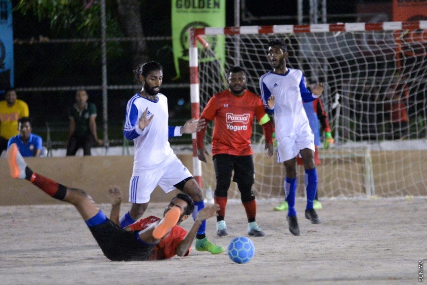 ގޯލްޑަން ފުޓްސަލް ޗެލެންޖުގެ ތެރެއިން: ރާއްޖޭގެ ހުރިހާ ރަށަކަށް ހުޅުވާލައިގެން ކުރިއަށްގެންދާ އެންމެ ބޮޑު ފުޓްސަލް މުބާރާތް ކަމަށްވާ "ގޯލްޑަން ފުޓްސަލް ޗެލެންޖުގައި ރާއްޖޭގެ އެކި ކަންކޮޅުތަކުން ޖުމްލަ 50 ޓީމު ބައިވެރިވެފައިވެ---ސަން ފޮޓޯ/ މުހައްމަދު އަފްރާހް