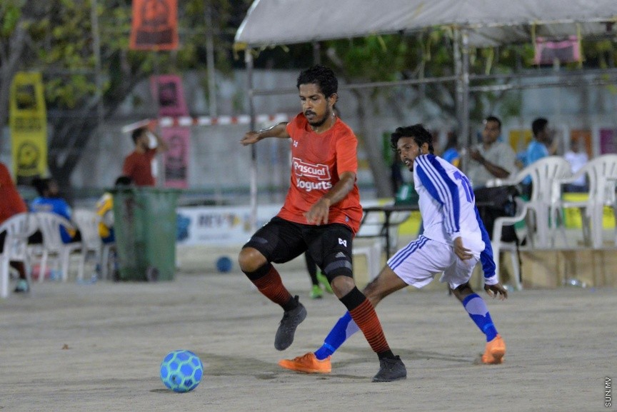 ގޯލްޑަން ފުޓްސަލް ޗެލެންޖުގެ ތެރެއިން: ރާއްޖޭގެ ހުރިހާ ރަށަކަށް ހުޅުވާލައިގެން ކުރިއަށްގެންދާ އެންމެ ބޮޑު ފުޓްސަލް މުބާރާތް ކަމަށްވާ "ގޯލްޑަން ފުޓްސަލް ޗެލެންޖުގައި ރާއްޖޭގެ އެކި ކަންކޮޅުތަކުން ޖުމްލަ 50 ޓީމު ބައިވެރިވެފައިވެ---ސަން ފޮޓޯ/ މުހައްމަދު އަފްރާހް