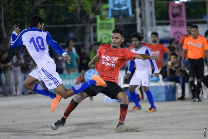 ގޯލްޑަން ފުޓްސަލް ޗެލެންޖުގެ ތެރެއިން: ރާއްޖޭގެ ހުރިހާ ރަށަކަށް ހުޅުވާލައިގެން ކުރިއަށްގެންދާ އެންމެ ބޮޑު ފުޓްސަލް މުބާރާތް ކަމަށްވާ "ގޯލްޑަން ފުޓްސަލް ޗެލެންޖުގައި ރާއްޖޭގެ އެކި ކަންކޮޅުތަކުން ޖުމްލަ 50 ޓީމު ބައިވެރިވެފައިވެ---ސަން ފޮޓޯ/ މުހައްމަދު އަފްރާހް