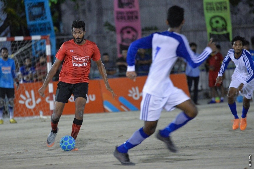 ގޯލްޑަން ފުޓްސަލް ޗެލެންޖުގެ ތެރެއިން: ރާއްޖޭގެ ހުރިހާ ރަށަކަށް ހުޅުވާލައިގެން ކުރިއަށްގެންދާ އެންމެ ބޮޑު ފުޓްސަލް މުބާރާތް ކަމަށްވާ "ގޯލްޑަން ފުޓްސަލް ޗެލެންޖުގައި ރާއްޖޭގެ އެކި ކަންކޮޅުތަކުން ޖުމްލަ 50 ޓީމު ބައިވެރިވެފައިވެ---ސަން ފޮޓޯ/ މުހައްމަދު އަފްރާހް