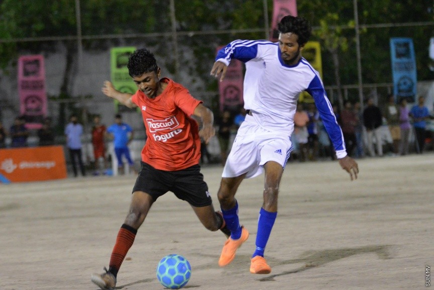 ގޯލްޑަން ފުޓްސަލް ޗެލެންޖުގެ ތެރެއިން: ރާއްޖޭގެ ހުރިހާ ރަށަކަށް ހުޅުވާލައިގެން ކުރިއަށްގެންދާ އެންމެ ބޮޑު ފުޓްސަލް މުބާރާތް ކަމަށްވާ "ގޯލްޑަން ފުޓްސަލް ޗެލެންޖުގައި ރާއްޖޭގެ އެކި ކަންކޮޅުތަކުން ޖުމްލަ 50 ޓީމު ބައިވެރިވެފައިވެ---ސަން ފޮޓޯ/ މުހައްމަދު އަފްރާހް