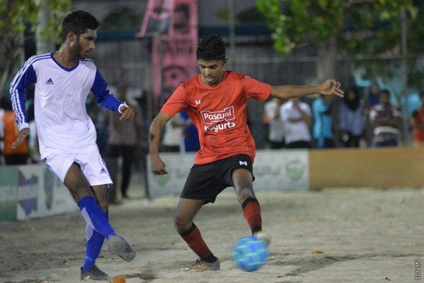 ގޯލްޑަން ފުޓްސަލް ޗެލެންޖުގެ ތެރެއިން: ރާއްޖޭގެ ހުރިހާ ރަށަކަށް ހުޅުވާލައިގެން ކުރިއަށްގެންދާ އެންމެ ބޮޑު ފުޓްސަލް މުބާރާތް ކަމަށްވާ "ގޯލްޑަން ފުޓްސަލް ޗެލެންޖުގައި ރާއްޖޭގެ އެކި ކަންކޮޅުތަކުން ޖުމްލަ 50 ޓީމު ބައިވެރިވެފައިވެ---ސަން ފޮޓޯ/ މުހައްމަދު އަފްރާހް