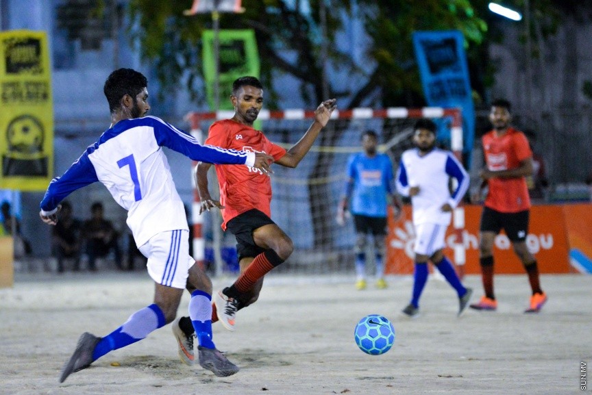 ގޯލްޑަން ފުޓްސަލް ޗެލެންޖުގެ ތެރެއިން: ރާއްޖޭގެ ހުރިހާ ރަށަކަށް ހުޅުވާލައިގެން ކުރިއަށްގެންދާ އެންމެ ބޮޑު ފުޓްސަލް މުބާރާތް ކަމަށްވާ "ގޯލްޑަން ފުޓްސަލް ޗެލެންޖުގައި ރާއްޖޭގެ އެކި ކަންކޮޅުތަކުން ޖުމްލަ 50 ޓީމު ބައިވެރިވެފައިވެ---ސަން ފޮޓޯ/ މުހައްމަދު އަފްރާހް