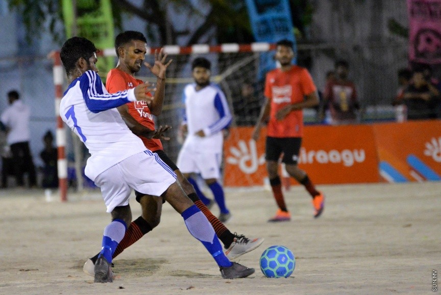 ގޯލްޑަން ފުޓްސަލް ޗެލެންޖުގެ ތެރެއިން: ރާއްޖޭގެ ހުރިހާ ރަށަކަށް ހުޅުވާލައިގެން ކުރިއަށްގެންދާ އެންމެ ބޮޑު ފުޓްސަލް މުބާރާތް ކަމަށްވާ "ގޯލްޑަން ފުޓްސަލް ޗެލެންޖުގައި ރާއްޖޭގެ އެކި ކަންކޮޅުތަކުން ޖުމްލަ 50 ޓީމު ބައިވެރިވެފައިވެ---ސަން ފޮޓޯ/ މުހައްމަދު އަފްރާހް