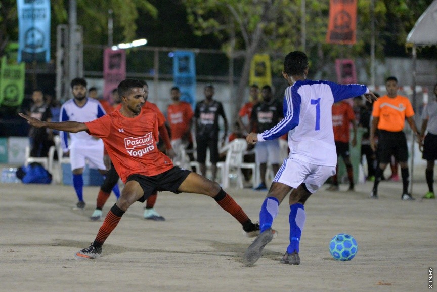 ގޯލްޑަން ފުޓްސަލް ޗެލެންޖުގެ ތެރެއިން: ރާއްޖޭގެ ހުރިހާ ރަށަކަށް ހުޅުވާލައިގެން ކުރިއަށްގެންދާ އެންމެ ބޮޑު ފުޓްސަލް މުބާރާތް ކަމަށްވާ "ގޯލްޑަން ފުޓްސަލް ޗެލެންޖުގައި ރާއްޖޭގެ އެކި ކަންކޮޅުތަކުން ޖުމްލަ 50 ޓީމު ބައިވެރިވެފައިވެ---ސަން ފޮޓޯ/ މުހައްމަދު އަފްރާހް