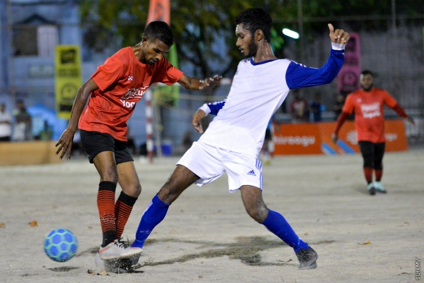 ގޯލްޑަން ފުޓްސަލް ޗެލެންޖުގެ ތެރެއިން: ރާއްޖޭގެ ހުރިހާ ރަށަކަށް ހުޅުވާލައިގެން ކުރިއަށްގެންދާ އެންމެ ބޮޑު ފުޓްސަލް މުބާރާތް ކަމަށްވާ "ގޯލްޑަން ފުޓްސަލް ޗެލެންޖުގައި ރާއްޖޭގެ އެކި ކަންކޮޅުތަކުން ޖުމްލަ 50 ޓީމު ބައިވެރިވެފައިވެ---ސަން ފޮޓޯ/ މުހައްމަދު އަފްރާހް