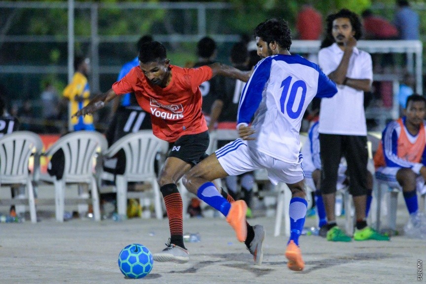ގޯލްޑަން ފުޓްސަލް ޗެލެންޖުގެ ތެރެއިން: ރާއްޖޭގެ ހުރިހާ ރަށަކަށް ހުޅުވާލައިގެން ކުރިއަށްގެންދާ އެންމެ ބޮޑު ފުޓްސަލް މުބާރާތް ކަމަށްވާ "ގޯލްޑަން ފުޓްސަލް ޗެލެންޖުގައި ރާއްޖޭގެ އެކި ކަންކޮޅުތަކުން ޖުމްލަ 50 ޓީމު ބައިވެރިވެފައިވެ---ސަން ފޮޓޯ/ މުހައްމަދު އަފްރާހް