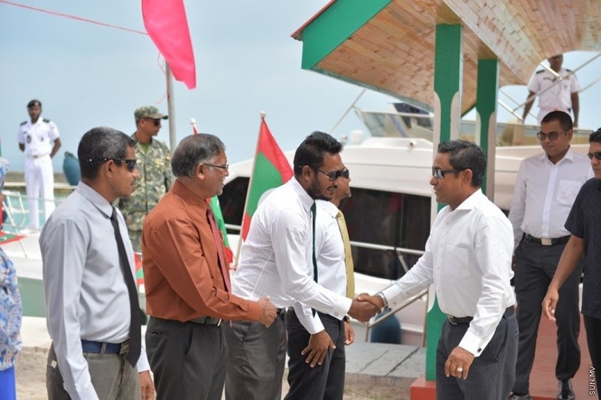 ރ. އަތޮޅަށް ރައީސް ޔާމީން ކުރައްވާ ދަތުރުފުޅުގައި ރ. މަޑުއްވަރީގައި: މަޑުއްވަރީއަށް ވަޑައިގެން އެ ރަށުގައި ބޭއްވި ޖަލްސާގައި ވާހަކަފުޅު ދައްކަވަމުން ރައީސް ވިދާޅުވީ މި އަހަރު ނިމެންވާއިރަށް މަޑުއްވަރީގައި 50 ހައުސިންގް ޔުނިޓްގެ މަސައްކަތް ފަށާނެ ކަމަށެ---ފޮޓޯ/ ރައީސް އޮފީސް