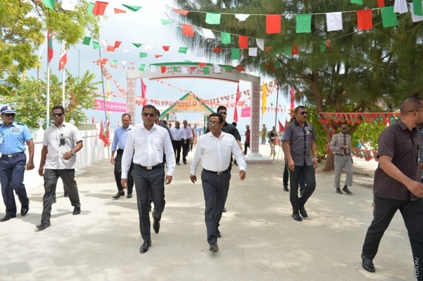 ރ. އަތޮޅަށް ރައީސް ޔާމީން ކުރައްވާ ދަތުރުފުޅުގައި ރ. މަޑުއްވަރީގައި: މަޑުއްވަރީއަށް ވަޑައިގެން އެ ރަށުގައި ބޭއްވި ޖަލްސާގައި ވާހަކަފުޅު ދައްކަވަމުން ރައީސް ވިދާޅުވީ މި އަހަރު ނިމެންވާއިރަށް މަޑުއްވަރީގައި 50 ހައުސިންގް ޔުނިޓްގެ މަސައްކަތް ފަށާނެ ކަމަށެ---ފޮޓޯ/ ރައީސް އޮފީސް