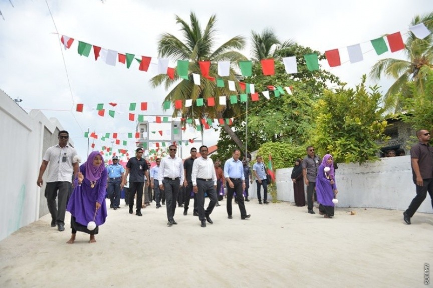 ރ. އަތޮޅަށް ރައީސް ޔާމީން ކުރައްވާ ދަތުރުފުޅުގައި ރ. މަޑުއްވަރީގައި: މަޑުއްވަރީއަށް ވަޑައިގެން އެ ރަށުގައި ބޭއްވި ޖަލްސާގައި ވާހަކަފުޅު ދައްކަވަމުން ރައީސް ވިދާޅުވީ މި އަހަރު ނިމެންވާއިރަށް މަޑުއްވަރީގައި 50 ހައުސިންގް ޔުނިޓްގެ މަސައްކަތް ފަށާނެ ކަމަށެ---ފޮޓޯ/ ރައީސް އޮފީސް