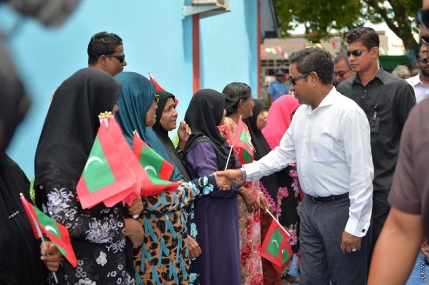 ރ. އަތޮޅަށް ރައީސް ޔާމީން ކުރައްވާ ދަތުރުފުޅުގައި ރ. މަޑުއްވަރީގައި: މަޑުއްވަރީއަށް ވަޑައިގެން އެ ރަށުގައި ބޭއްވި ޖަލްސާގައި ވާހަކަފުޅު ދައްކަވަމުން ރައީސް ވިދާޅުވީ މި އަހަރު ނިމެންވާއިރަށް މަޑުއްވަރީގައި 50 ހައުސިންގް ޔުނިޓްގެ މަސައްކަތް ފަށާނެ ކަމަށެ---ފޮޓޯ/ ރައީސް އޮފީސް