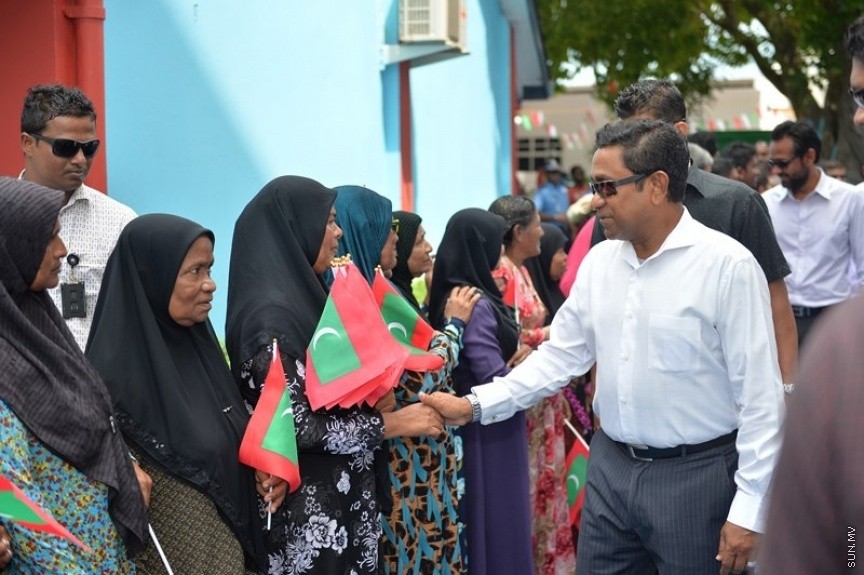 ރ. އަތޮޅަށް ރައީސް ޔާމީން ކުރައްވާ ދަތުރުފުޅުގައި ރ. މަޑުއްވަރީގައި: މަޑުއްވަރީއަށް ވަޑައިގެން އެ ރަށުގައި ބޭއްވި ޖަލްސާގައި ވާހަކަފުޅު ދައްކަވަމުން ރައީސް ވިދާޅުވީ މި އަހަރު ނިމެންވާއިރަށް މަޑުއްވަރީގައި 50 ހައުސިންގް ޔުނިޓްގެ މަސައްކަތް ފަށާނެ ކަމަށެ---ފޮޓޯ/ ރައީސް އޮފީސް