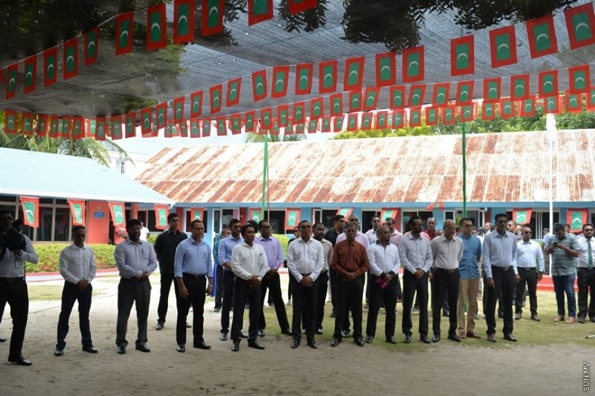 ރ. އަތޮޅަށް ރައީސް ޔާމީން ކުރައްވާ ދަތުރުފުޅުގައި ރ. މަޑުއްވަރީގައި: މަޑުއްވަރީއަށް ވަޑައިގެން އެ ރަށުގައި ބޭއްވި ޖަލްސާގައި ވާހަކަފުޅު ދައްކަވަމުން ރައީސް ވިދާޅުވީ މި އަހަރު ނިމެންވާއިރަށް މަޑުއްވަރީގައި 50 ހައުސިންގް ޔުނިޓްގެ މަސައްކަތް ފަށާނެ ކަމަށެ---ފޮޓޯ/ ރައީސް އޮފީސް