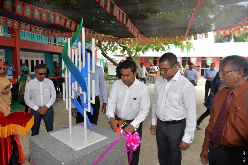 ރ. އަތޮޅަށް ރައީސް ޔާމީން ކުރައްވާ ދަތުރުފުޅުގައި ރ. މަޑުއްވަރީގައި: މަޑުއްވަރީއަށް ވަޑައިގެން އެ ރަށުގައި ބޭއްވި ޖަލްސާގައި ވާހަކަފުޅު ދައްކަވަމުން ރައީސް ވިދާޅުވީ މި އަހަރު ނިމެންވާއިރަށް މަޑުއްވަރީގައި 50 ހައުސިންގް ޔުނިޓްގެ މަސައްކަތް ފަށާނެ ކަމަށެ---ފޮޓޯ/ ރައީސް އޮފީސް