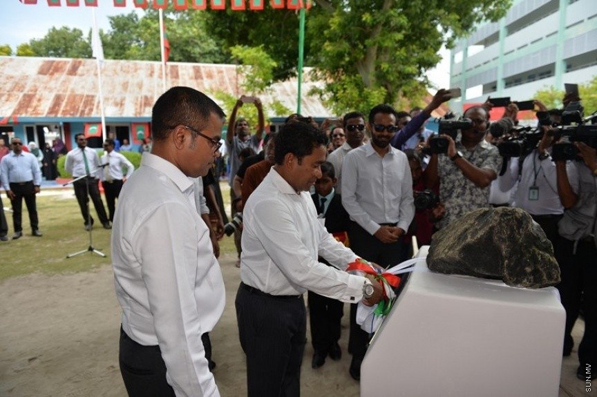 ރ. އަތޮޅަށް ރައީސް ޔާމީން ކުރައްވާ ދަތުރުފުޅުގައި ރ. މަޑުއްވަރީގައި: މިއަދު ހެނދުނު ރައީސް ޔާމީން މަޑުއްވަރި އަށް ވަޑައިގެން އެ ދެ މަޝްރުއުގެ ނިމުން ފާހަގަ ކުރުމުގެ ރަސްމިއްޔާތުގައި ބައިވެރިވެވަޑައިގެންނެވި އިރު އެ ރަށުން ވަނީ ރައީސް ޔާމީނަށް ހޫނު މަރުހަބާއެއް ކިޔައިފަ---ފޮޓޯ/ ރައީސް އޮފީސް--