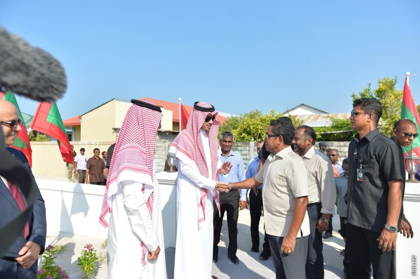 ރ. އަތޮޅު މީދުގައި އަލަށް އިމާރާތް ކުރި މިސްކިތް މަސްޖިދުލް އަލް އައްވާބީން ހުޅުވުމުގެ ރަސްމިއްޔާތުގެ ތެރެއިން: އެ މިސްކިތަކީ ސައުދީ ރަސްގެފާނުގެ ހިލޭ އެހީގެ ދަށުން އިމާރާތްކޮށްފައިވާ މިސްކިތެކެވެ. މިއަދު އަސުރު ނަމާދަށް ފަހު ހުޅުވި އެ މިސްކިތް އިމާރާތް ކުރުމަށް ޖުމުލަ އަށް މިލިއަނަށް ވުރެ ގިނަ ރުފިޔާ ވަނީ ހަރަދުކޮށްފަ، އެ މިސްކިތް ހުޅުވައި ދެއްވީ ރައީސް ޔާމިން---ފޮޓޯ ރައީސް އޮފީސް 
