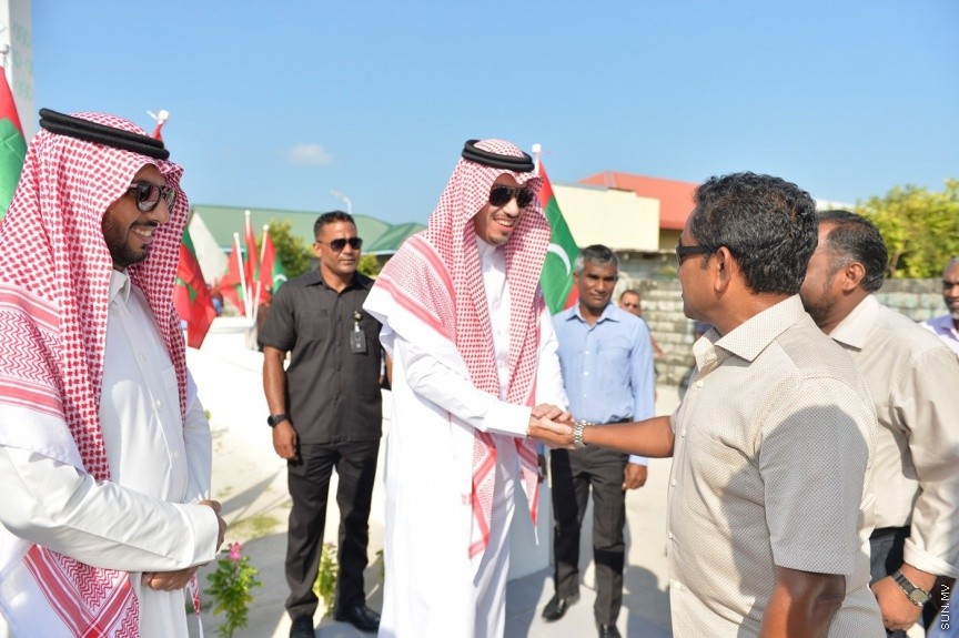 ރ. އަތޮޅު މީދުގައި އަލަށް އިމާރާތް ކުރި މިސްކިތް މަސްޖިދުލް އަލް އައްވާބީން ހުޅުވުމުގެ ރަސްމިއްޔާތުގެ ތެރެއިން: އެ މިސްކިތަކީ ސައުދީ ރަސްގެފާނުގެ ހިލޭ އެހީގެ ދަށުން އިމާރާތްކޮށްފައިވާ މިސްކިތެކެވެ. މިއަދު އަސުރު ނަމާދަށް ފަހު ހުޅުވި އެ މިސްކިތް އިމާރާތް ކުރުމަށް ޖުމުލަ އަށް މިލިއަނަށް ވުރެ ގިނަ ރުފިޔާ ވަނީ ހަރަދުކޮށްފަ، އެ މިސްކިތް ހުޅުވައި ދެއްވީ ރައީސް ޔާމިން---ފޮޓޯ ރައީސް އޮފީސް 