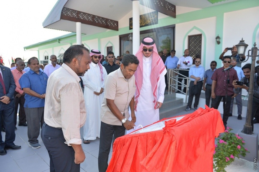 ރ. އަތޮޅު މީދުގައި އަލަށް އިމާރާތް ކުރި މިސްކިތް މަސްޖިދުލް އަލް އައްވާބީން ހުޅުވުމުގެ ރަސްމިއްޔާތުގެ ތެރެއިން: އެ މިސްކިތަކީ ސައުދީ ރަސްގެފާނުގެ ހިލޭ އެހީގެ ދަށުން އިމާރާތްކޮށްފައިވާ މިސްކިތެކެވެ. މިއަދު އަސުރު ނަމާދަށް ފަހު ހުޅުވި އެ މިސްކިތް އިމާރާތް ކުރުމަށް ޖުމުލަ އަށް މިލިއަނަށް ވުރެ ގިނަ ރުފިޔާ ވަނީ ހަރަދުކޮށްފަ، އެ މިސްކިތް ހުޅުވައި ދެއްވީ ރައީސް ޔާމިން---ފޮޓޯ ރައީސް އޮފީސް 