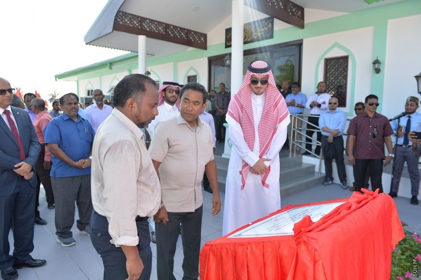 ރ. އަތޮޅު މީދުގައި އަލަށް އިމާރާތް ކުރި މިސްކިތް މަސްޖިދުލް އަލް އައްވާބީން ހުޅުވުމުގެ ރަސްމިއްޔާތުގެ ތެރެއިން: އެ މިސްކިތަކީ ސައުދީ ރަސްގެފާނުގެ ހިލޭ އެހީގެ ދަށުން އިމާރާތްކޮށްފައިވާ މިސްކިތެކެވެ. މިއަދު އަސުރު ނަމާދަށް ފަހު ހުޅުވި އެ މިސްކިތް އިމާރާތް ކުރުމަށް ޖުމުލަ އަށް މިލިއަނަށް ވުރެ ގިނަ ރުފިޔާ ވަނީ ހަރަދުކޮށްފަ، އެ މިސްކިތް ހުޅުވައި ދެއްވީ ރައީސް ޔާމިން---ފޮޓޯ ރައީސް އޮފީސް 