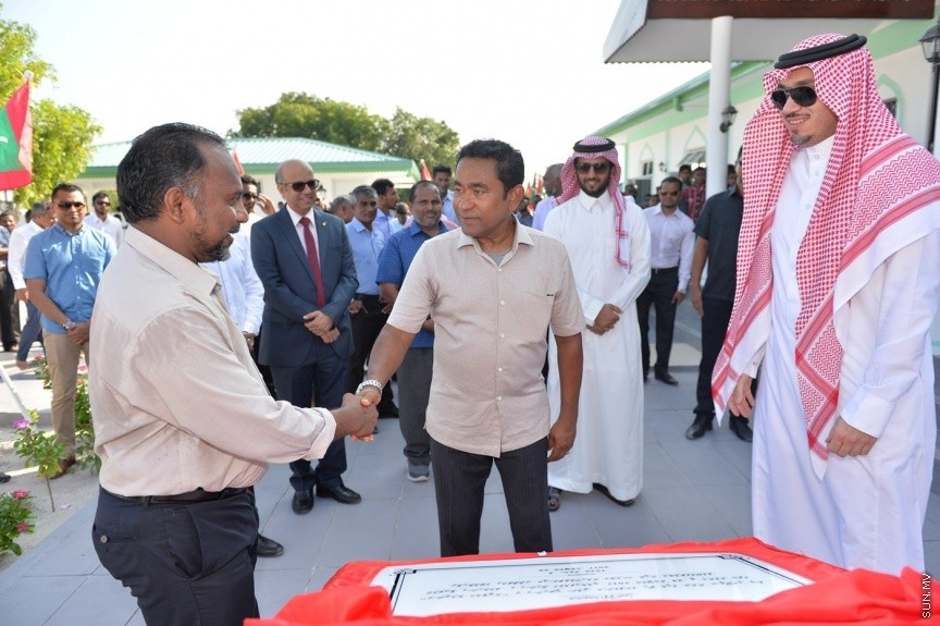 ރ. އަތޮޅު މީދުގައި އަލަށް އިމާރާތް ކުރި މިސްކިތް މަސްޖިދުލް އަލް އައްވާބީން ހުޅުވުމުގެ ރަސްމިއްޔާތުގެ ތެރެއިން: އެ މިސްކިތަކީ ސައުދީ ރަސްގެފާނުގެ ހިލޭ އެހީގެ ދަށުން އިމާރާތްކޮށްފައިވާ މިސްކިތެކެވެ. މިއަދު އަސުރު ނަމާދަށް ފަހު ހުޅުވި އެ މިސްކިތް އިމާރާތް ކުރުމަށް ޖުމުލަ އަށް މިލިއަނަށް ވުރެ ގިނަ ރުފިޔާ ވަނީ ހަރަދުކޮށްފަ، އެ މިސްކިތް ހުޅުވައި ދެއްވީ ރައީސް ޔާމިން---ފޮޓޯ ރައީސް އޮފީސް 