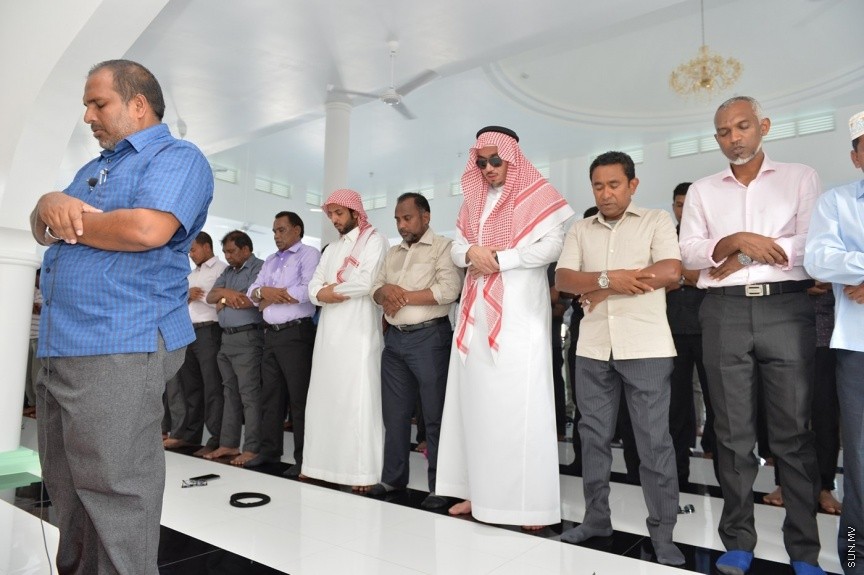 ރ. އަތޮޅު މީދުގައި އަލަށް އިމާރާތް ކުރި މިސްކިތް މަސްޖިދުލް އަލް އައްވާބީން ހުޅުވުމުގެ ރަސްމިއްޔާތުގެ ތެރެއިން: އެ މިސްކިތަކީ ސައުދީ ރަސްގެފާނުގެ ހިލޭ އެހީގެ ދަށުން އިމާރާތްކޮށްފައިވާ މިސްކިތެކެވެ. މިއަދު އަސުރު ނަމާދަށް ފަހު ހުޅުވި އެ މިސްކިތް އިމާރާތް ކުރުމަށް ޖުމުލަ އަށް މިލިއަނަށް ވުރެ ގިނަ ރުފިޔާ ވަނީ ހަރަދުކޮށްފަ، އެ މިސްކިތް ހުޅުވައި ދެއްވީ ރައީސް ޔާމިން---ފޮޓޯ ރައީސް އޮފީސް 