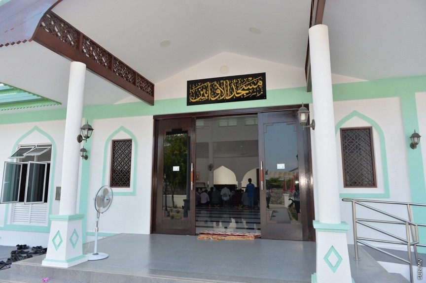 ރ. އަތޮޅު މީދުގައި އަލަށް އިމާރާތް ކުރި މިސްކިތް މަސްޖިދުލް އަލް އައްވާބީން ހުޅުވުމުގެ ރަސްމިއްޔާތުގެ ތެރެއިން: އެ މިސްކިތަކީ ސައުދީ ރަސްގެފާނުގެ ހިލޭ އެހީގެ ދަށުން އިމާރާތްކޮށްފައިވާ މިސްކިތެކެވެ. މިއަދު އަސުރު ނަމާދަށް ފަހު ހުޅުވި އެ މިސްކިތް އިމާރާތް ކުރުމަށް ޖުމުލަ އަށް މިލިއަނަށް ވުރެ ގިނަ ރުފިޔާ ވަނީ ހަރަދުކޮށްފަ، އެ މިސްކިތް ހުޅުވައި ދެއްވީ ރައީސް ޔާމިން---ފޮޓޯ ރައީސް އޮފީސް 