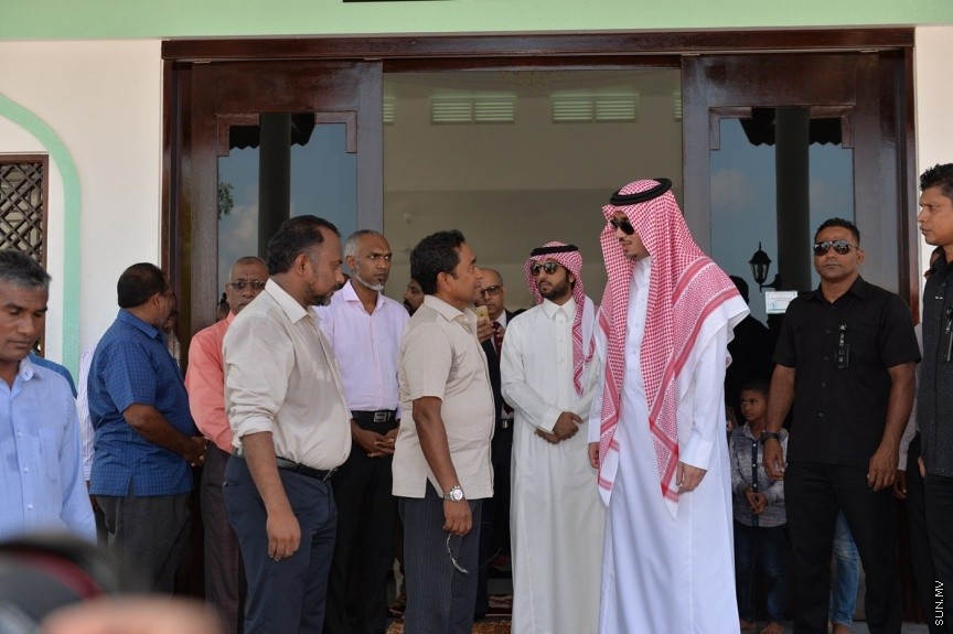 ރ. އަތޮޅު މީދުގައި އަލަށް އިމާރާތް ކުރި މިސްކިތް މަސްޖިދުލް އަލް އައްވާބީން ހުޅުވުމުގެ ރަސްމިއްޔާތުގެ ތެރެއިން: އެ މިސްކިތަކީ ސައުދީ ރަސްގެފާނުގެ ހިލޭ އެހީގެ ދަށުން އިމާރާތްކޮށްފައިވާ މިސްކިތެކެވެ. މިއަދު އަސުރު ނަމާދަށް ފަހު ހުޅުވި އެ މިސްކިތް އިމާރާތް ކުރުމަށް ޖުމުލަ އަށް މިލިއަނަށް ވުރެ ގިނަ ރުފިޔާ ވަނީ ހަރަދުކޮށްފަ، އެ މިސްކިތް ހުޅުވައި ދެއްވީ ރައީސް ޔާމިން---ފޮޓޯ ރައީސް އޮފީސް 