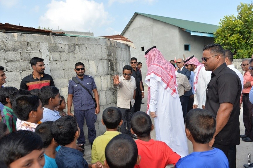 ރ. އަތޮޅު މީދުގައި އަލަށް އިމާރާތް ކުރި މިސްކިތް މަސްޖިދުލް އަލް އައްވާބީން ހުޅުވުމުގެ ރަސްމިއްޔާތުގެ ތެރެއިން: އެ މިސްކިތަކީ ސައުދީ ރަސްގެފާނުގެ ހިލޭ އެހީގެ ދަށުން އިމާރާތްކޮށްފައިވާ މިސްކިތެކެވެ. މިއަދު އަސުރު ނަމާދަށް ފަހު ހުޅުވި އެ މިސްކިތް އިމާރާތް ކުރުމަށް ޖުމުލަ އަށް މިލިއަނަށް ވުރެ ގިނަ ރުފިޔާ ވަނީ ހަރަދުކޮށްފަ، އެ މިސްކިތް ހުޅުވައި ދެއްވީ ރައީސް ޔާމިން---ފޮޓޯ ރައީސް އޮފީސް 
