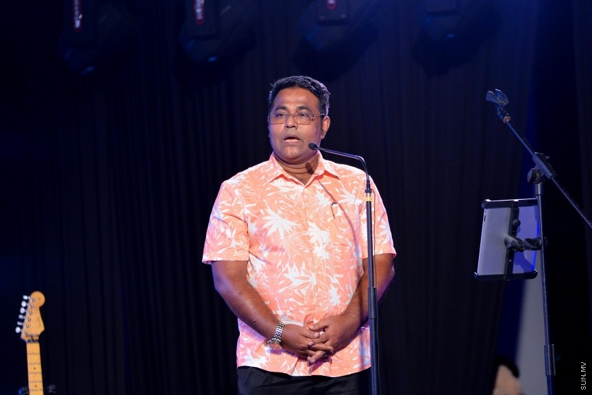 ރާއްޖޭގެ އެންމެ ފުރަތަމަ ފްރެންޗައިޒް ޝޯ މޯލްޑިވިއަން އައިޑޮލްގެ ތިންވަނަ ސީޒަން ލޯންޗުކުރުމަށް މިރޭ ބޭއްވި ހާއްސަ ރަސްމިއްޔާތުގެ ތެރެއިން: ސީޒަން ތިނެއް އިފްތިތާހުކޮށްދެއްވީ ޕަބްލިކް ސާވިސް މީޑިއާގެ ޗެއާމަން އިބްރާހިމް އުމަރު މަނިކު---ސަން ފޮޓޯ/ އަފްރާހް 