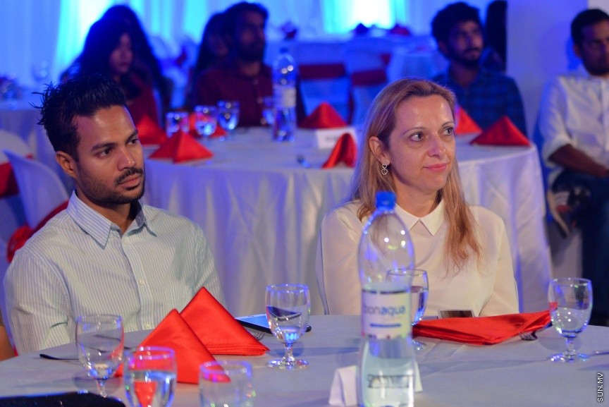 ރާއްޖޭގެ އެންމެ ފުރަތަމަ ފްރެންޗައިޒް ޝޯ މޯލްޑިވިއަން އައިޑޮލްގެ ތިންވަނަ ސީޒަން ލޯންޗުކުރުމަށް މިރޭ ބޭއްވި ހާއްސަ ރަސްމިއްޔާތުގެ ތެރެއިން: ސީޒަން ތިނެއް އިފްތިތާހުކޮށްދެއްވީ ޕަބްލިކް ސާވިސް މީޑިއާގެ ޗެއާމަން އިބްރާހިމް އުމަރު މަނިކު---ސަން ފޮޓޯ/ އަފްރާހް 