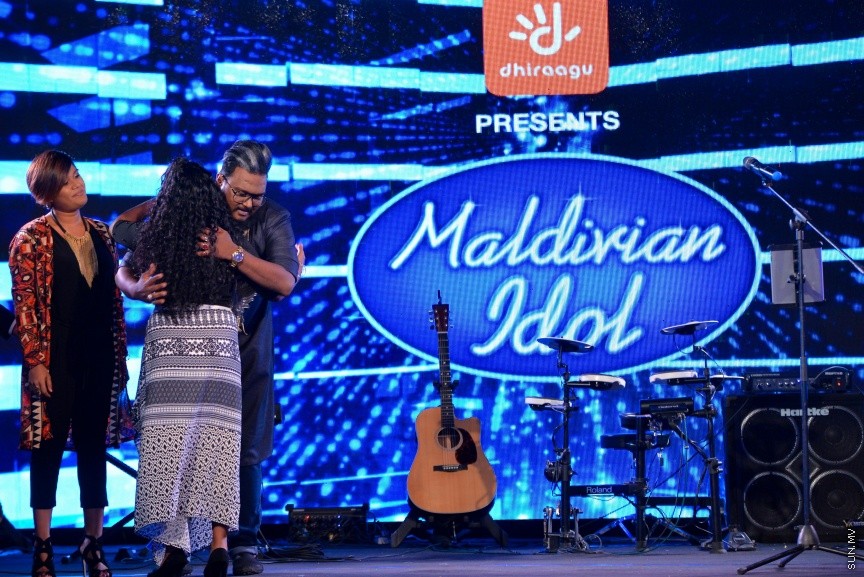 ރާއްޖޭގެ އެންމެ ފުރަތަމަ ފްރެންޗައިޒް ޝޯ މޯލްޑިވިއަން އައިޑޮލްގެ ތިންވަނަ ސީޒަން ލޯންޗުކުރުމަށް މިރޭ ބޭއްވި ހާއްސަ ރަސްމިއްޔާތުގެ ތެރެއިން: ސީޒަން ތިނެއް އިފްތިތާހުކޮށްދެއްވީ ޕަބްލިކް ސާވިސް މީޑިއާގެ ޗެއާމަން އިބްރާހިމް އުމަރު މަނިކު---ސަން ފޮޓޯ/ އަފްރާހް 