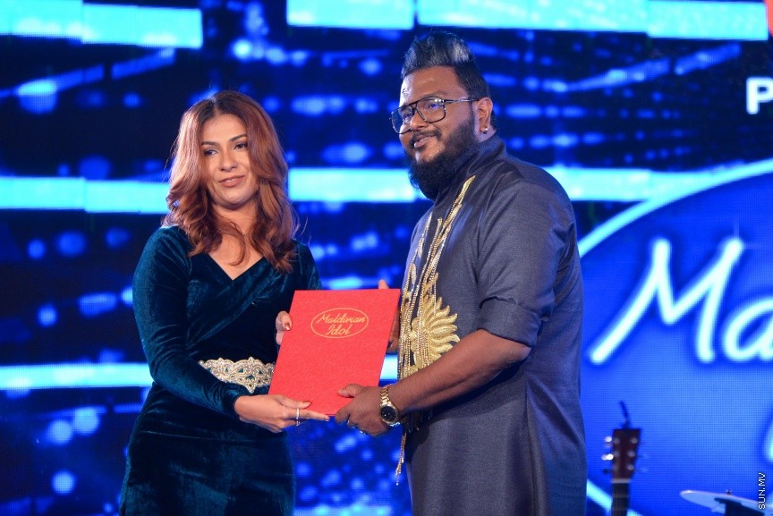 ރާއްޖޭގެ އެންމެ ފުރަތަމަ ފްރެންޗައިޒް ޝޯ މޯލްޑިވިއަން އައިޑޮލްގެ ތިންވަނަ ސީޒަން ލޯންޗުކުރުމަށް މިރޭ ބޭއްވި ހާއްސަ ރަސްމިއްޔާތުގެ ތެރެއިން: ސީޒަން ތިނެއް އިފްތިތާހުކޮށްދެއްވީ ޕަބްލިކް ސާވިސް މީޑިއާގެ ޗެއާމަން އިބްރާހިމް އުމަރު މަނިކު---ސަން ފޮޓޯ/ އަފްރާހް 