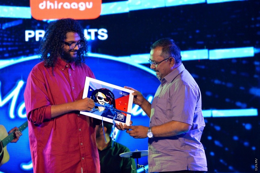 ރާއްޖޭގެ އެންމެ ފުރަތަމަ ފްރެންޗައިޒް ޝޯ މޯލްޑިވިއަން އައިޑޮލްގެ ތިންވަނަ ސީޒަން ލޯންޗުކުރުމަށް މިރޭ ބޭއްވި ހާއްސަ ރަސްމިއްޔާތުގެ ތެރެއިން: ސީޒަން ތިނެއް އިފްތިތާހުކޮށްދެއްވީ ޕަބްލިކް ސާވިސް މީޑިއާގެ ޗެއާމަން އިބްރާހިމް އުމަރު މަނިކު---ސަން ފޮޓޯ/ އަފްރާހް 