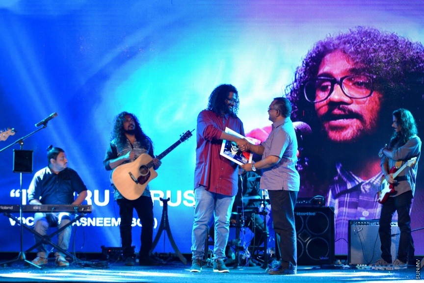 ރާއްޖޭގެ އެންމެ ފުރަތަމަ ފްރެންޗައިޒް ޝޯ މޯލްޑިވިއަން އައިޑޮލްގެ ތިންވަނަ ސީޒަން ލޯންޗުކުރުމަށް މިރޭ ބޭއްވި ހާއްސަ ރަސްމިއްޔާތުގެ ތެރެއިން: ސީޒަން ތިނެއް އިފްތިތާހުކޮށްދެއްވީ ޕަބްލިކް ސާވިސް މީޑިއާގެ ޗެއާމަން އިބްރާހިމް އުމަރު މަނިކު---ސަން ފޮޓޯ/ އަފްރާހް 