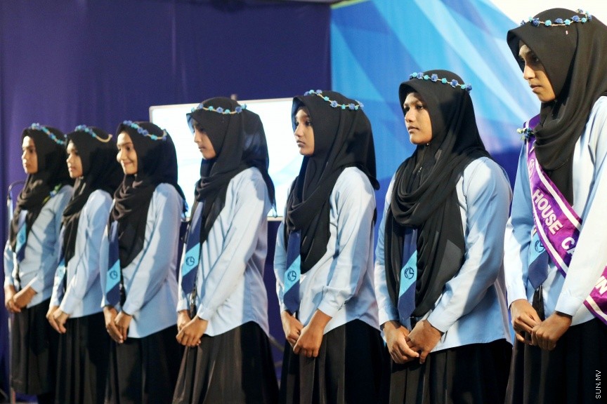 ނ. ކެނދިކުޅުދޫ ސްކޫލުގެ 2016 ވަނަ އަހަރުގެ އަހަރީ އިނާމް ދިނުމުގެ ޖަލްސާގެ ތެރެއިން: ސްކޫލްގެ އެންމެ މޮޅު ދަރިވަރުންނަށް ހޮވުނީ އިބްރާހީމް ހަމްދާން އައްބާސް އާއި އާއިޝަތު ރީޝާ -- ސަން ފޮޓޯ/ އިހްތިޝާމް މުހައްމަދު