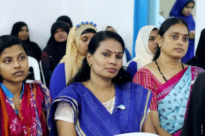 ނ. ކެނދިކުޅުދޫ ސްކޫލުގެ 2016 ވަނަ އަހަރުގެ އަހަރީ އިނާމް ދިނުމުގެ ޖަލްސާގެ ތެރެއިން: ސްކޫލްގެ އެންމެ މޮޅު ދަރިވަރުންނަށް ހޮވުނީ އިބްރާހީމް ހަމްދާން އައްބާސް އާއި އާއިޝަތު ރީޝާ -- ސަން ފޮޓޯ/ އިހްތިޝާމް މުހައްމަދު