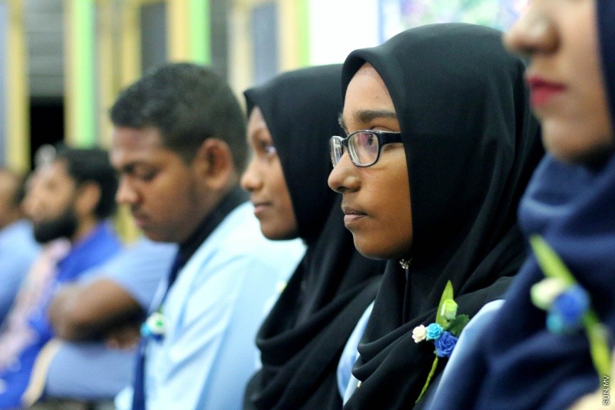 ނ. ކެނދިކުޅުދޫ ސްކޫލުގެ 2016 ވަނަ އަހަރުގެ އަހަރީ އިނާމް ދިނުމުގެ ޖަލްސާގެ ތެރެއިން: ސްކޫލްގެ އެންމެ މޮޅު ދަރިވަރުންނަށް ހޮވުނީ އިބްރާހީމް ހަމްދާން އައްބާސް އާއި އާއިޝަތު ރީޝާ -- ސަން ފޮޓޯ/ އިހްތިޝާމް މުހައްމަދު