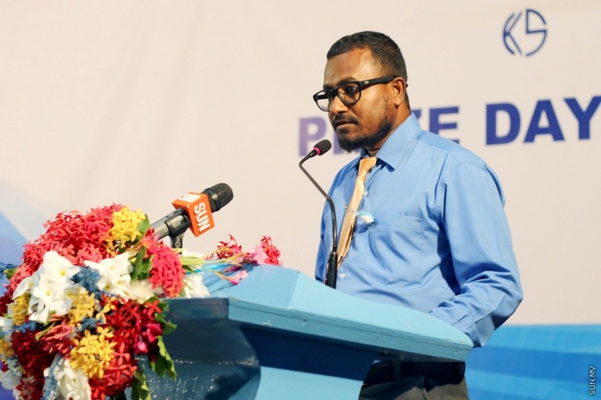 ނ. ކެނދިކުޅުދޫ ސްކޫލުގެ 2016 ވަނަ އަހަރުގެ އަހަރީ އިނާމް ދިނުމުގެ ޖަލްސާގެ ތެރެއިން: ސްކޫލްގެ އެންމެ މޮޅު ދަރިވަރުންނަށް ހޮވުނީ އިބްރާހީމް ހަމްދާން އައްބާސް އާއި އާއިޝަތު ރީޝާ -- ސަން ފޮޓޯ/ އިހްތިޝާމް މުހައްމަދު