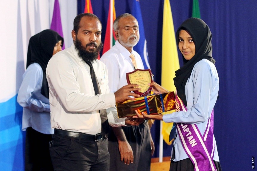 ނ. ކެނދިކުޅުދޫ ސްކޫލުގެ 2016 ވަނަ އަހަރުގެ އަހަރީ އިނާމް ދިނުމުގެ ޖަލްސާގެ ތެރެއިން: ސްކޫލްގެ އެންމެ މޮޅު ދަރިވަރުންނަށް ހޮވުނީ އިބްރާހީމް ހަމްދާން އައްބާސް އާއި އާއިޝަތު ރީޝާ -- ސަން ފޮޓޯ/ އިހްތިޝާމް މުހައްމަދު