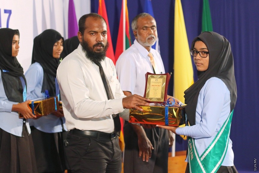 ނ. ކެނދިކުޅުދޫ ސްކޫލުގެ 2016 ވަނަ އަހަރުގެ އަހަރީ އިނާމް ދިނުމުގެ ޖަލްސާގެ ތެރެއިން: ސްކޫލްގެ އެންމެ މޮޅު ދަރިވަރުންނަށް ހޮވުނީ އިބްރާހީމް ހަމްދާން އައްބާސް އާއި އާއިޝަތު ރީޝާ -- ސަން ފޮޓޯ/ އިހްތިޝާމް މުހައްމަދު