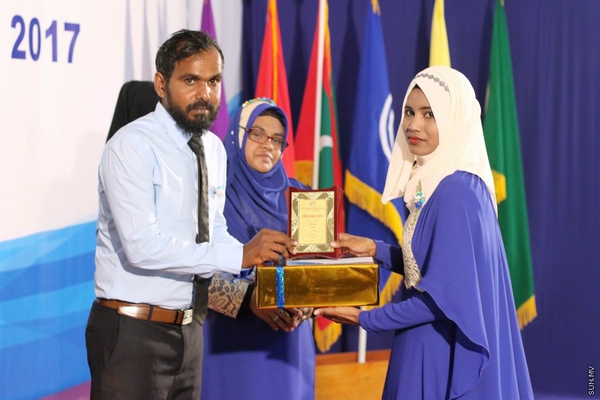 ނ. ކެނދިކުޅުދޫ ސްކޫލުގެ 2016 ވަނަ އަހަރުގެ އަހަރީ އިނާމް ދިނުމުގެ ޖަލްސާގެ ތެރެއިން: ސްކޫލްގެ އެންމެ މޮޅު ދަރިވަރުންނަށް ހޮވުނީ އިބްރާހީމް ހަމްދާން އައްބާސް އާއި އާއިޝަތު ރީޝާ -- ސަން ފޮޓޯ/ އިހްތިޝާމް މުހައްމަދު