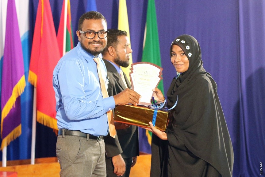ނ. ކެނދިކުޅުދޫ ސްކޫލުގެ 2016 ވަނަ އަހަރުގެ އަހަރީ އިނާމް ދިނުމުގެ ޖަލްސާގެ ތެރެއިން: ސްކޫލްގެ އެންމެ މޮޅު ދަރިވަރުންނަށް ހޮވުނީ އިބްރާހީމް ހަމްދާން އައްބާސް އާއި އާއިޝަތު ރީޝާ -- ސަން ފޮޓޯ/ އިހްތިޝާމް މުހައްމަދު