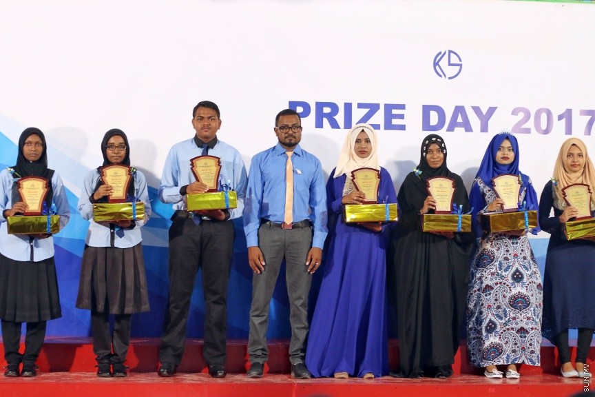 ނ. ކެނދިކުޅުދޫ ސްކޫލުގެ 2016 ވަނަ އަހަރުގެ އަހަރީ އިނާމް ދިނުމުގެ ޖަލްސާގެ ތެރެއިން: ސްކޫލްގެ އެންމެ މޮޅު ދަރިވަރުންނަށް ހޮވުނީ އިބްރާހީމް ހަމްދާން އައްބާސް އާއި އާއިޝަތު ރީޝާ -- ސަން ފޮޓޯ/ އިހްތިޝާމް މުހައްމަދު