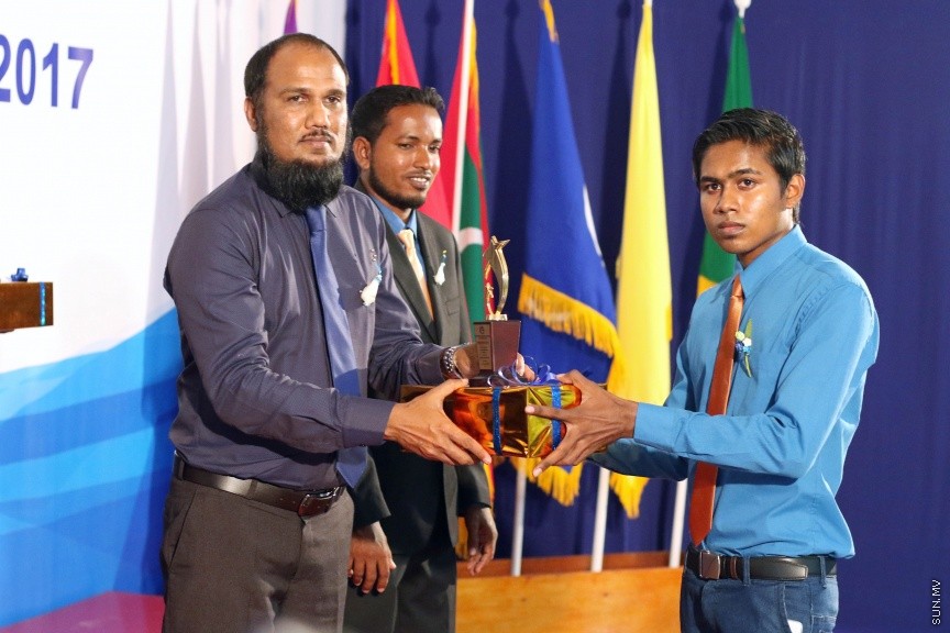 ނ. ކެނދިކުޅުދޫ ސްކޫލުގެ 2016 ވަނަ އަހަރުގެ އަހަރީ އިނާމް ދިނުމުގެ ޖަލްސާގެ ތެރެއިން: ސްކޫލްގެ އެންމެ މޮޅު ދަރިވަރުންނަށް ހޮވުނީ އިބްރާހީމް ހަމްދާން އައްބާސް އާއި އާއިޝަތު ރީޝާ -- ސަން ފޮޓޯ/ އިހްތިޝާމް މުހައްމަދު