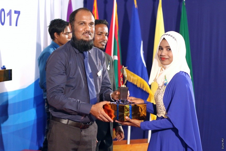 ނ. ކެނދިކުޅުދޫ ސްކޫލުގެ 2016 ވަނަ އަހަރުގެ އަހަރީ އިނާމް ދިނުމުގެ ޖަލްސާގެ ތެރެއިން: ސްކޫލްގެ އެންމެ މޮޅު ދަރިވަރުންނަށް ހޮވުނީ އިބްރާހީމް ހަމްދާން އައްބާސް އާއި އާއިޝަތު ރީޝާ -- ސަން ފޮޓޯ/ އިހްތިޝާމް މުހައްމަދު