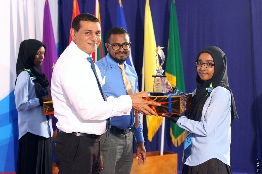 ނ. ކެނދިކުޅުދޫ ސްކޫލުގެ 2016 ވަނަ އަހަރުގެ އަހަރީ އިނާމް ދިނުމުގެ ޖަލްސާގެ ތެރެއިން: ސްކޫލްގެ އެންމެ މޮޅު ދަރިވަރުންނަށް ހޮވުނީ އިބްރާހީމް ހަމްދާން އައްބާސް އާއި އާއިޝަތު ރީޝާ -- ސަން ފޮޓޯ/ އިހްތިޝާމް މުހައްމަދު