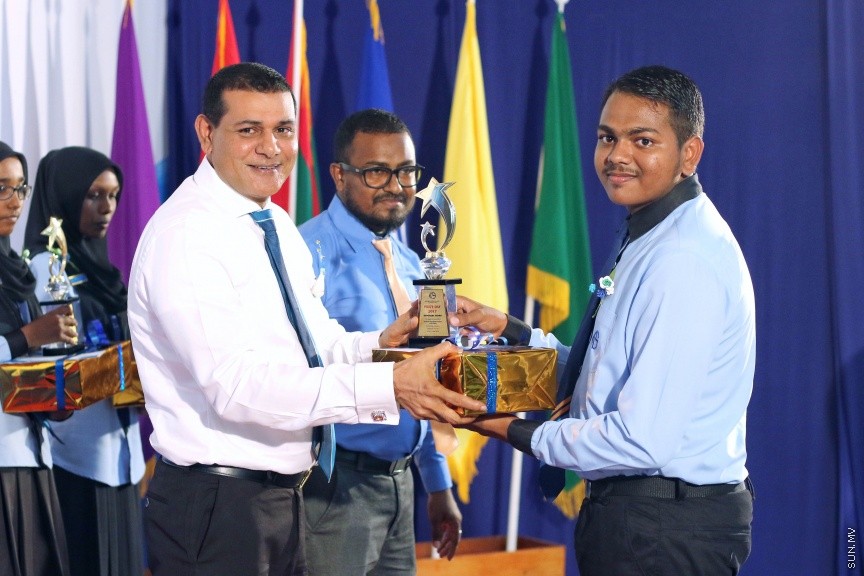 ނ. ކެނދިކުޅުދޫ ސްކޫލުގެ 2016 ވަނަ އަހަރުގެ އަހަރީ އިނާމް ދިނުމުގެ ޖަލްސާގެ ތެރެއިން: ސްކޫލްގެ އެންމެ މޮޅު ދަރިވަރުންނަށް ހޮވުނީ އިބްރާހީމް ހަމްދާން އައްބާސް އާއި އާއިޝަތު ރީޝާ -- ސަން ފޮޓޯ/ އިހްތިޝާމް މުހައްމަދު