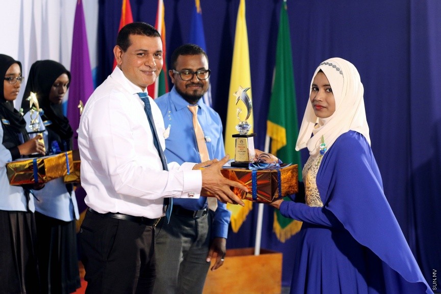 ނ. ކެނދިކުޅުދޫ ސްކޫލުގެ 2016 ވަނަ އަހަރުގެ އަހަރީ އިނާމް ދިނުމުގެ ޖަލްސާގެ ތެރެއިން: ސްކޫލްގެ އެންމެ މޮޅު ދަރިވަރުންނަށް ހޮވުނީ އިބްރާހީމް ހަމްދާން އައްބާސް އާއި އާއިޝަތު ރީޝާ -- ސަން ފޮޓޯ/ އިހްތިޝާމް މުހައްމަދު
