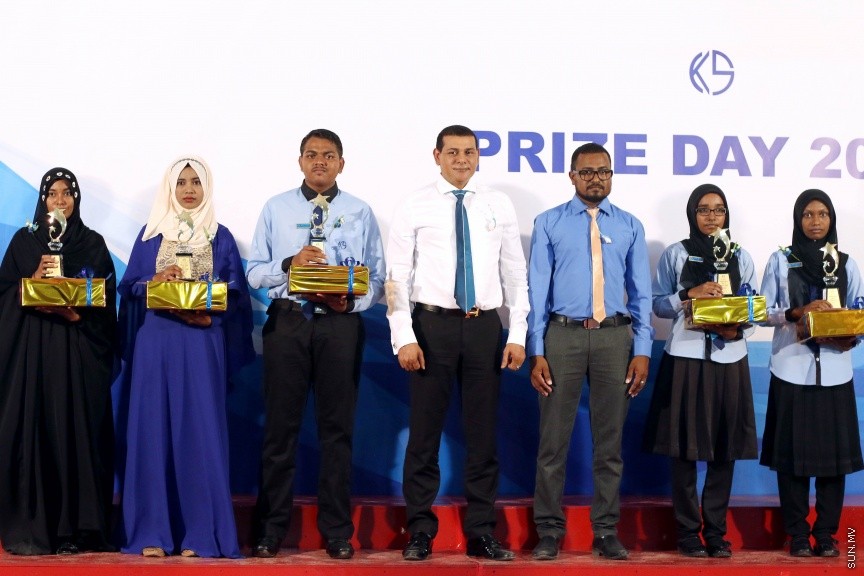 ނ. ކެނދިކުޅުދޫ ސްކޫލުގެ 2016 ވަނަ އަހަރުގެ އަހަރީ އިނާމް ދިނުމުގެ ޖަލްސާގެ ތެރެއިން: ސްކޫލްގެ އެންމެ މޮޅު ދަރިވަރުންނަށް ހޮވުނީ އިބްރާހީމް ހަމްދާން އައްބާސް އާއި އާއިޝަތު ރީޝާ -- ސަން ފޮޓޯ/ އިހްތިޝާމް މުހައްމަދު